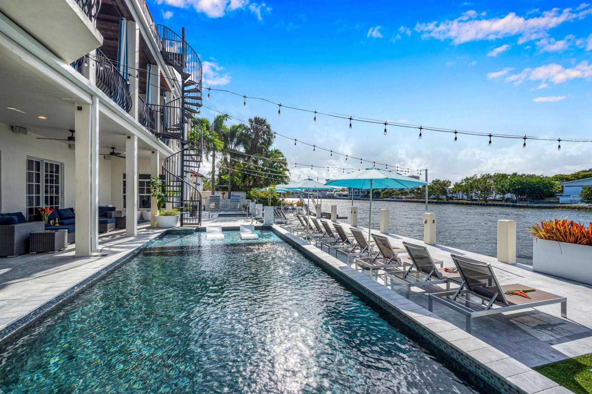 The Modern Castle Canal View Access Rooftop Living Greenhouse Vlllas Fort Lauderdale Exterior photo