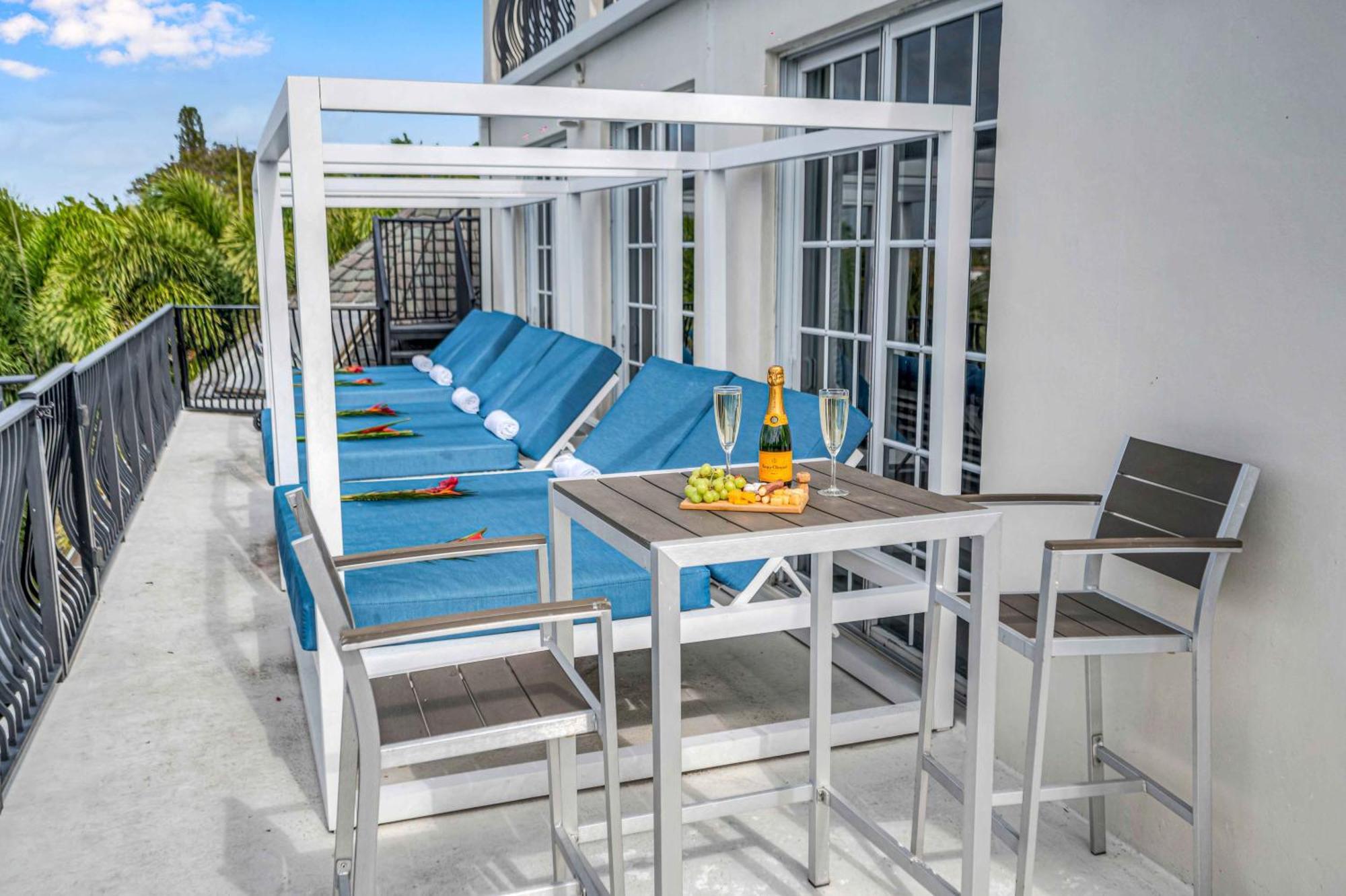 The Modern Castle Canal View Access Rooftop Living Greenhouse Vlllas Fort Lauderdale Exterior photo