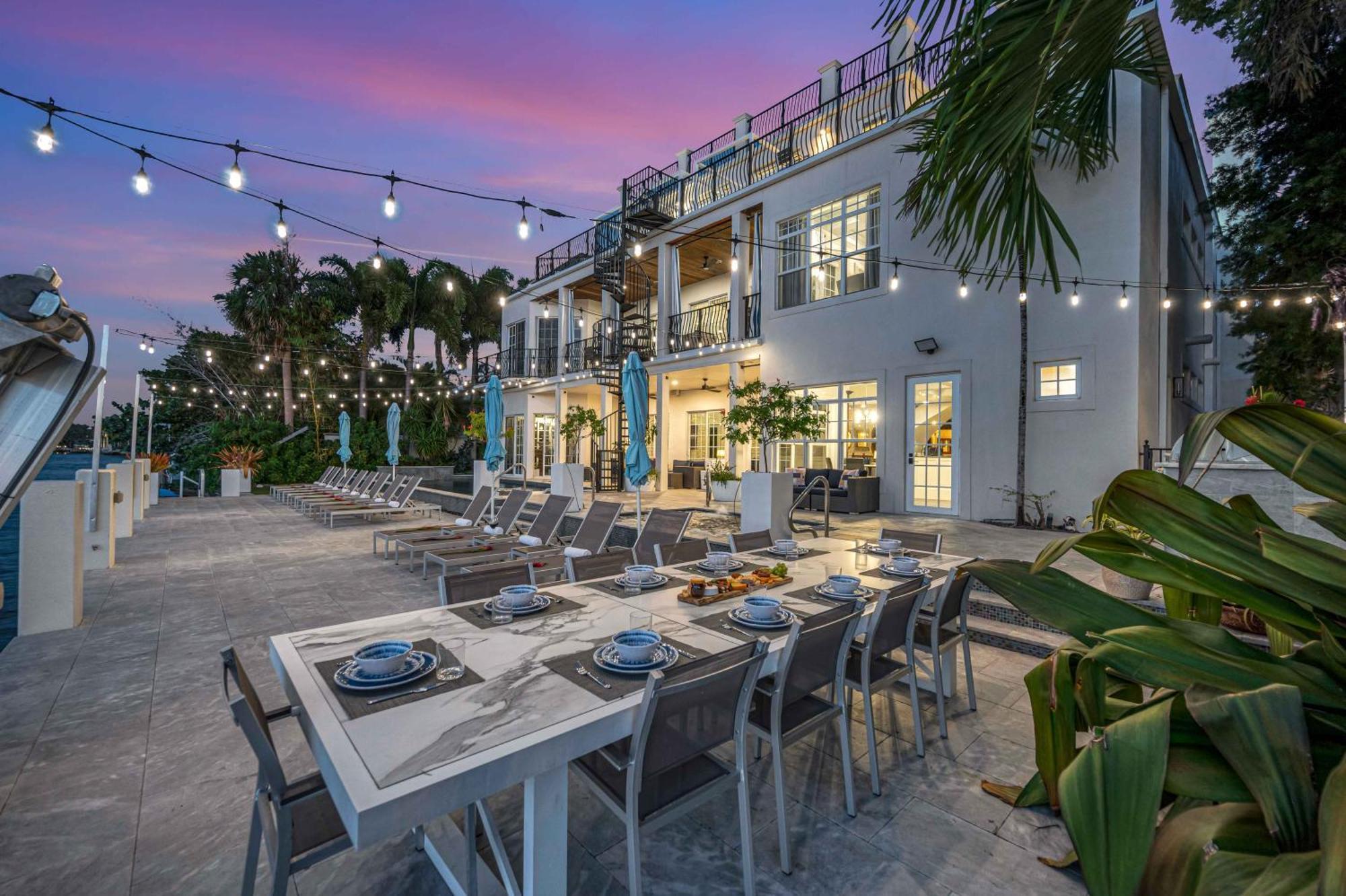 The Modern Castle Canal View Access Rooftop Living Greenhouse Vlllas Fort Lauderdale Exterior photo